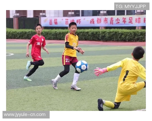 青少年以足球球星模仿球技促进技巧提升与团队合作探究